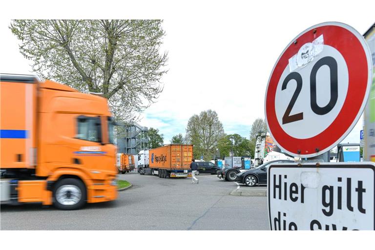 Aus mehreren LKWs haben die unbekannten Diebe Diesel gestohlen. (Symbolbild).