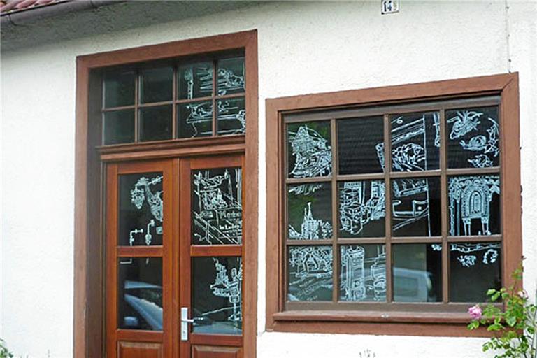 Aus Motiven seiner Streifzüge hat Beckmann eine Komposition auf dem Glas des Kunstfensters geschaffen. Foto: privat