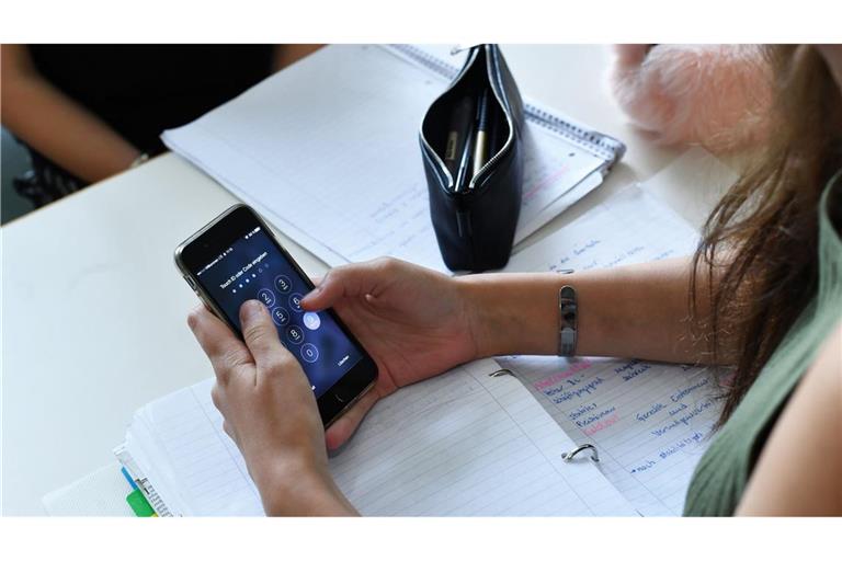 Aus Sicht der Kultusministerin haben Smartphones an Schulen viele negative Folgen für Kinder und Jugendliche. (Symbolbild)