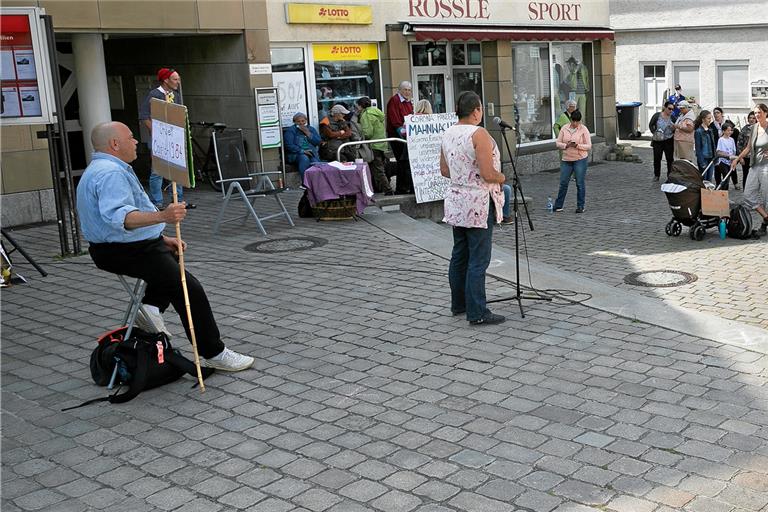 Aus verschiedensten Motivationen heraus haben sich Demonstranten am Samstag in Murrhardt versammelt, um Kritik an den Coronaschutzmaßnahmen zu äußern. Foto: J. Fiedler