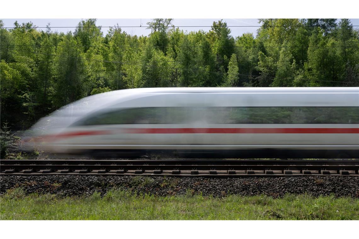 Ausbleibende Mittel des Bundes bei den Trassenpreisen könnten auch Auswirkungen auf das Angebot im Fernverkehr haben sagt der Bahnchef. (Archivbild)