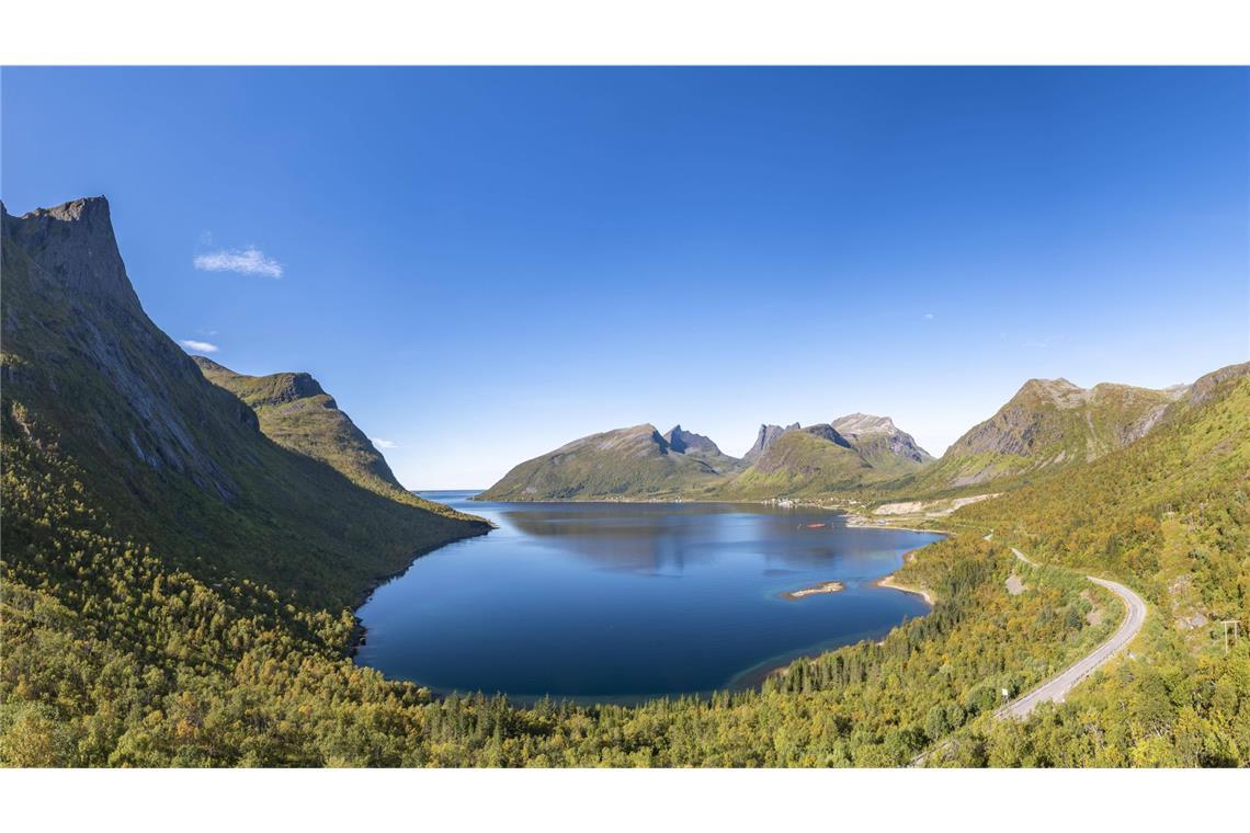 Ausblick auf  den Fjord Bergsbotn bei der Insel Senja in der norwegischen Region Troms.