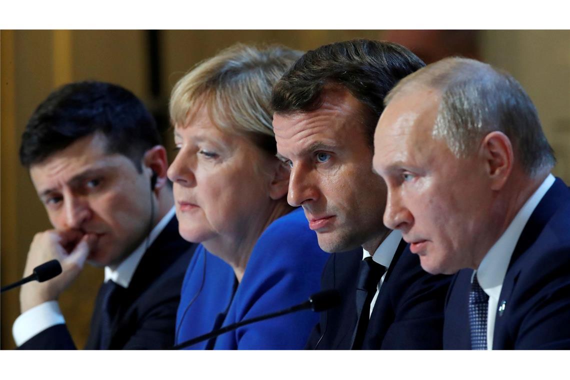 Merkel: Reform der Schuldenbremse für Investitionen wichtig Ausdrücklich spricht sich Merkel für diplomatische Initiativen für ein Ende des russischen Angriffskrieges auf die Ukraine aus.