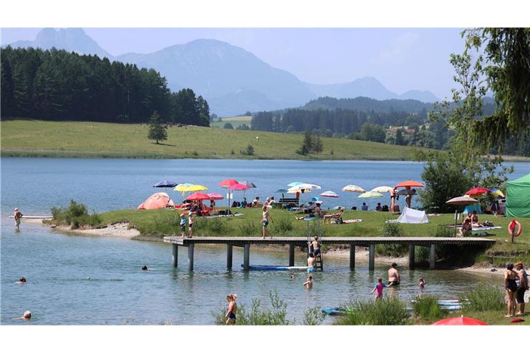 Ausflügler suchen Abkühlung am Illasbergsee im Allgäu.
