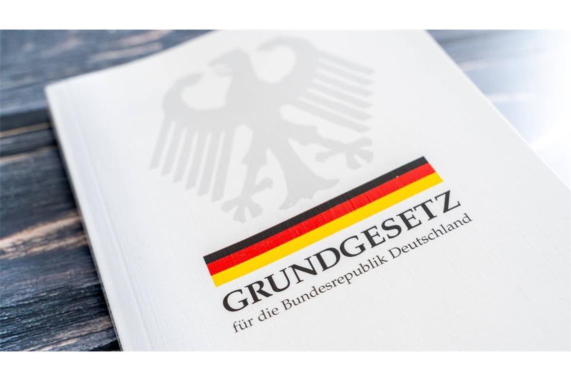 Ausgabe des Grundgesetzes der Bundesrepublik Deutschland (BRD).