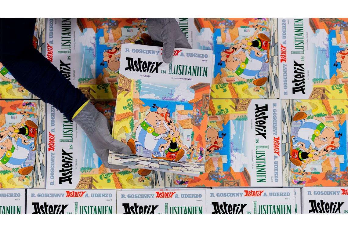 Bilder des Tages Ausgaben des neuen Asterix-Band Nummer 41 mit dem Titel "Lusitanien" werden in einer Logistikhalle in Köln konfektioniert und in Displays für den Einzelhandel verpackt.