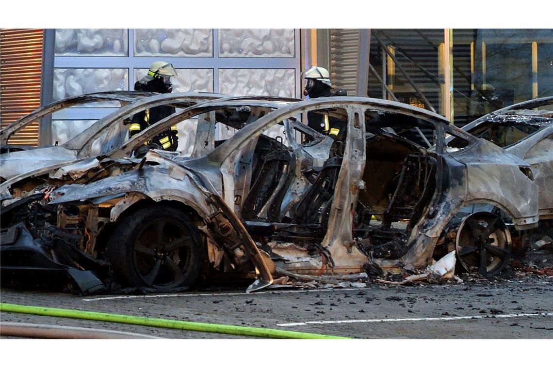 Bilder des Tages Ausgebrannte Teslas stehen vor einem Tesla-Autohaus im Landkreis Verden in Niedersachsen. Die Ursache des Feuers, bei dem mehrere Fahrzeuge zerstört wurden, war zunächst unklar.