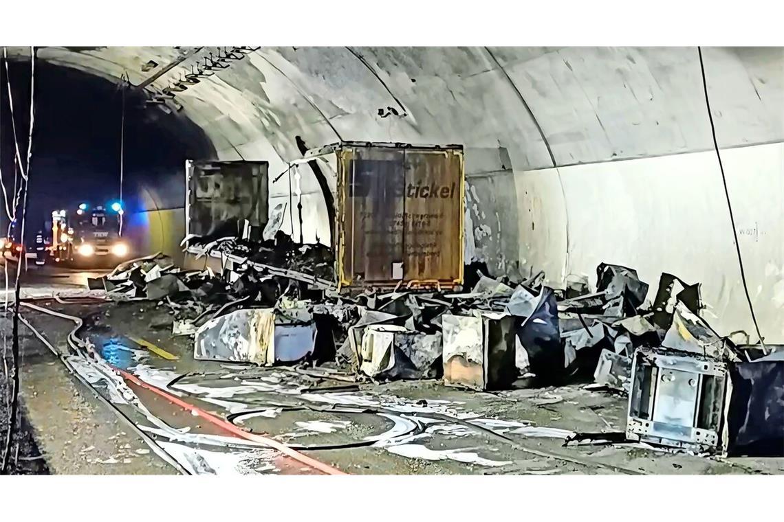 Ausgebrannter Auflieger: Der Anhänger hatte Kühlschränke geladen, die nun Schrott sind.