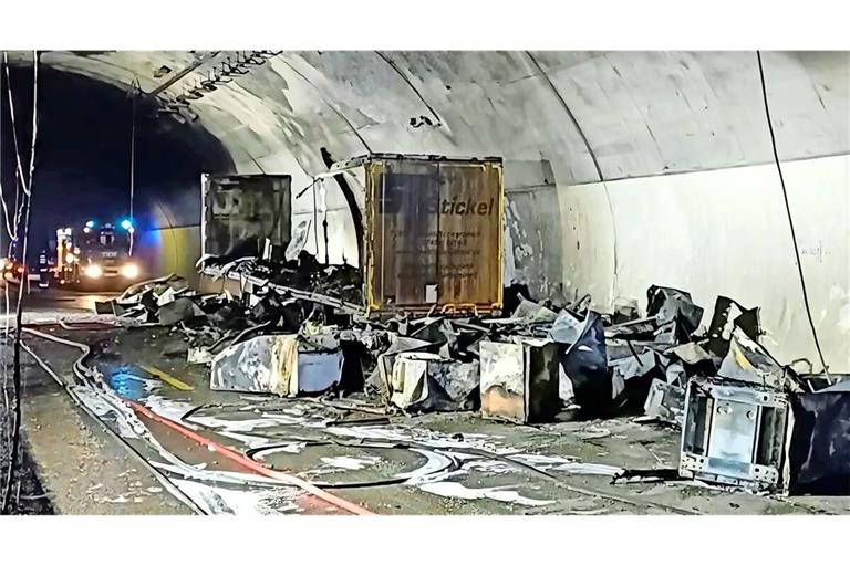 Ausgebrannter Auflieger: Der Anhänger hatte Kühlschränke geladen, die nun Schrott sind.