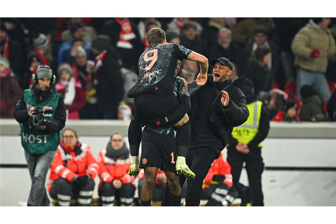 Kimmich und Königsklasse: Bayern senden Signale Ausgelassener Jubel: Die Bayern und Trainer Vincent Kompany (r) beim 3:1 in Stuttgart.