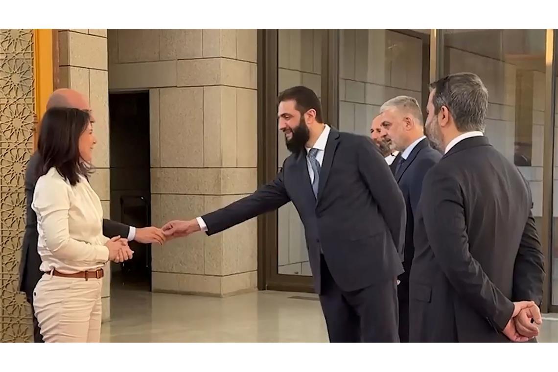 Handschlag nur für Männer: Baerbock beim Islamisten-Chef Ausgestreckte Hand nur für den männlichen Minister: Rebellenchef al-Scharaa.