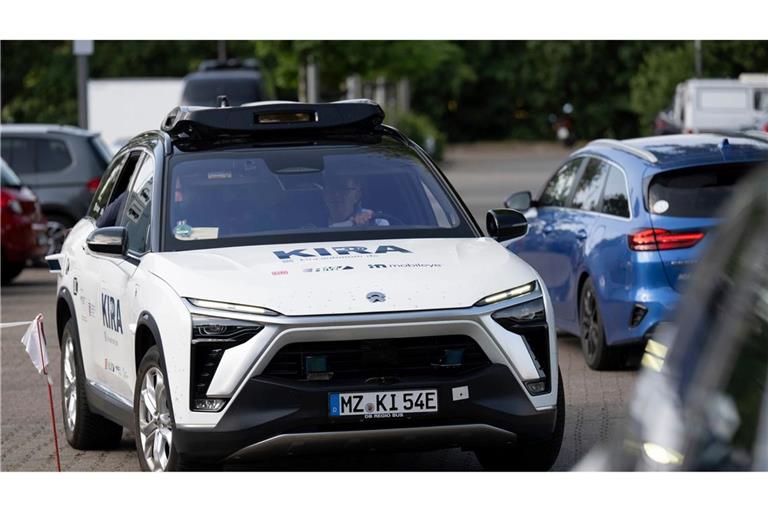 Ausgewählte Fahrgäste des öffentlichen Nahverkehrs können ab dieser Woche ein Angebot in Langen und Egelsbach im Landkreis Offenbach testen, bei dem autonom fahrende Autos eingesetzt werden.
