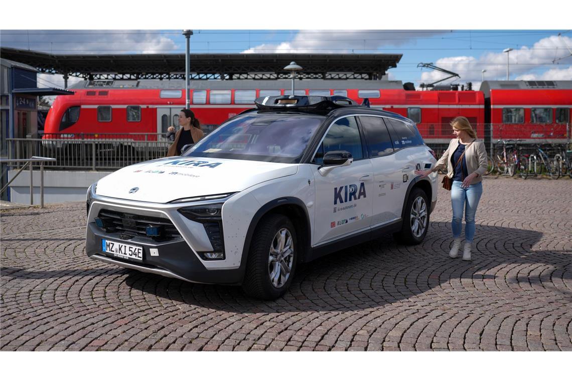 Selbstfahrende Autos transportieren erste Fahrgäste Ausgewählte Fahrgäste des öffentlichen Nahverkehrs können ab dieser Woche ein Angebot in Langen und Egelsbach im Landkreis Offenbach testen, bei dem autonom fahrende Autos eingesetzt werden.