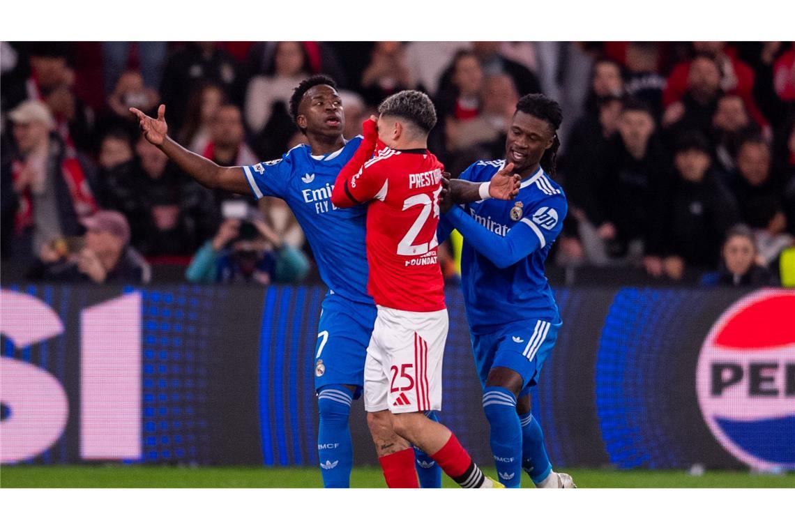 Auslöser der Debatte: Gianluca Prestianni (M) hält sich in der Auseinandersetzung mit Vinicius Junior (l) das Trikot vor den Mund. (Archivbild)