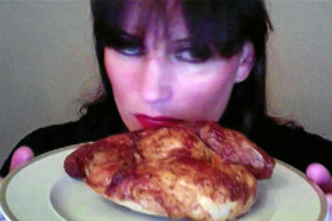 Einverleibung des
Brathähnchens Ausschnitt aus Anette Halms Video „Libido“, das 2011 entstand. Foto: A. Halm