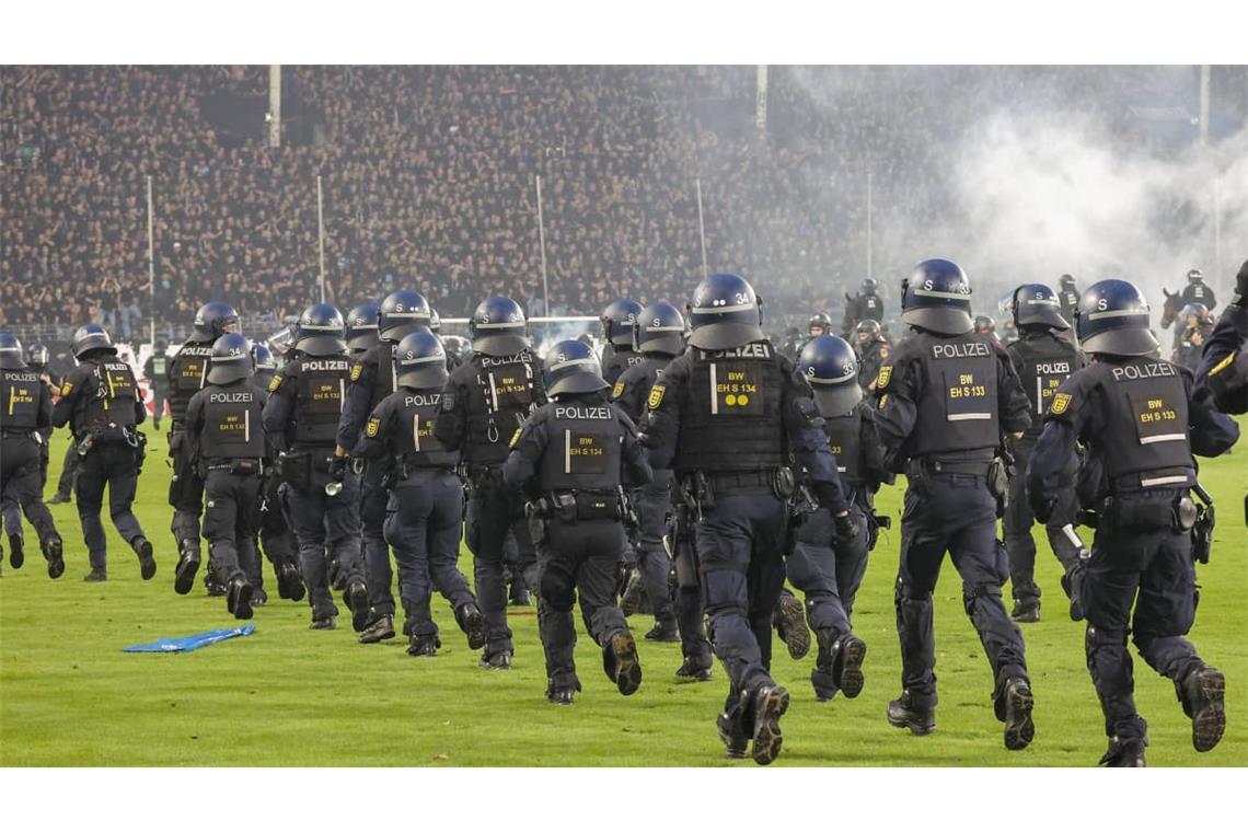 Ausschreitungen der Fanlager beim DFB-Pokalspiel zwischen dem 1. FC Kaiserslautern und dem SV Waldhof Mannheim: Die Polizei musste das Feld stürmen.
