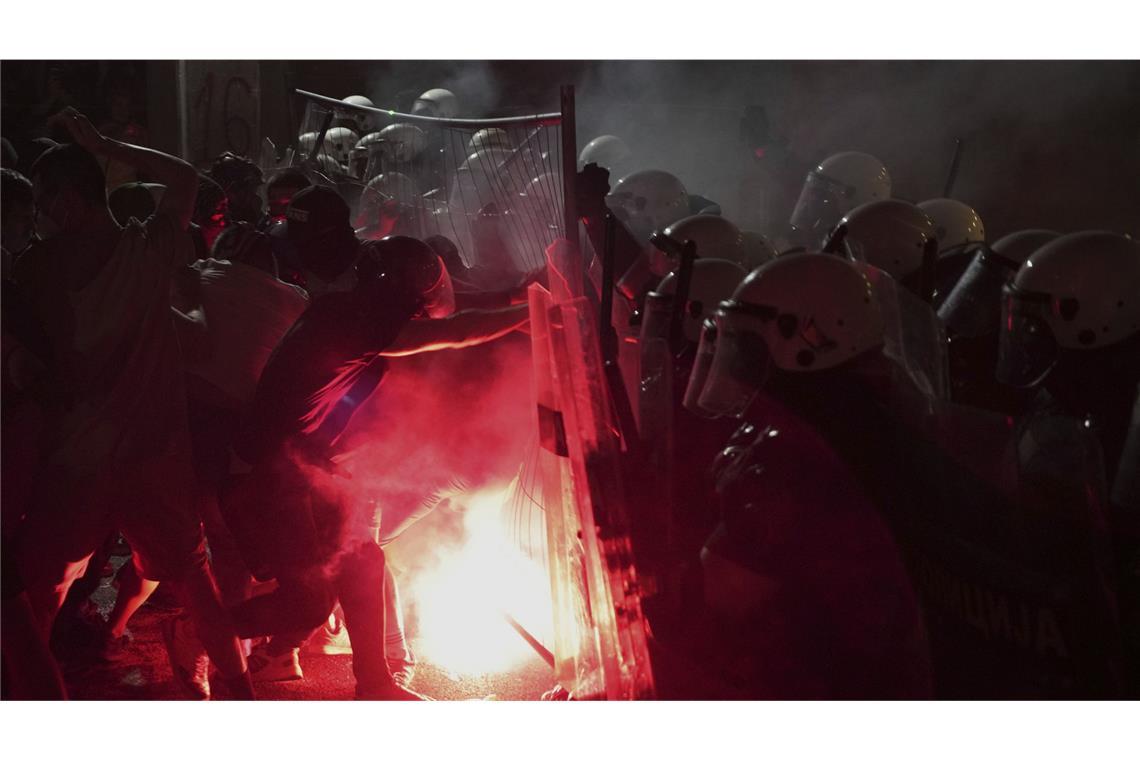 Gewaltsame Zusammenstöße in Novi Sad Ausschreitungen in Serbien