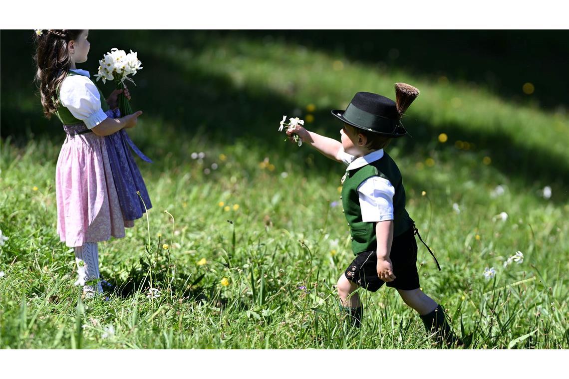 Ausseerland-Salzkammergut: Franziska und Martin als Narzissenkinder – Blumenkinder werben fürs Narzissenfest