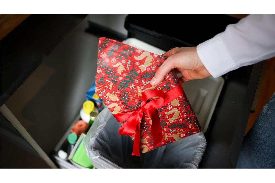 Umfrage: Schwiegereltern liegen bei Geschenken oft richtig Außen hui, innen pfui? Nicht jedes Weihnachtsgeschenk sorgt für Freude. (Illustration)