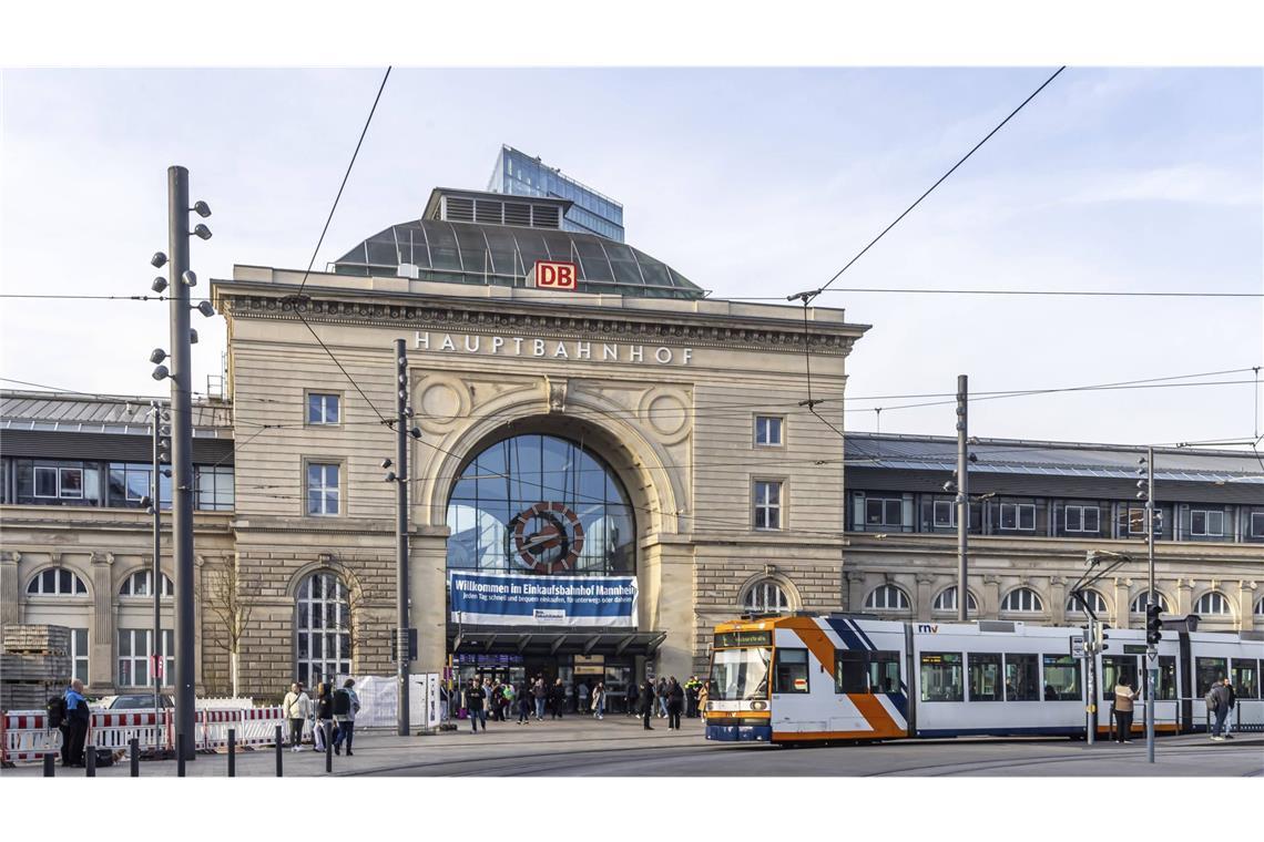 Baum stürzt bei Unwetter auf Straßenbahn Außenansicht Hauptbahnhof Mannheim mit Straßenbahn: Vermutlich wegen eines starken Gewitters ist in Mannheim ein Baum auf eine Straßenbahn gestürzt (Symbolfoto).