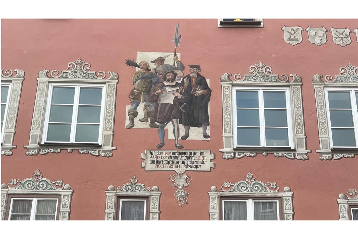 Die Schneckenhäuser waren eine Schikane zu viel Außenfassade der Kramerzunft in Memmingen: Die Malerei zeigt zwei bewaffnete Bauern, den Prediger Christoph Schappeler und den Feldschreiber des Baltringer Haufens, Sebastian Lotzer.