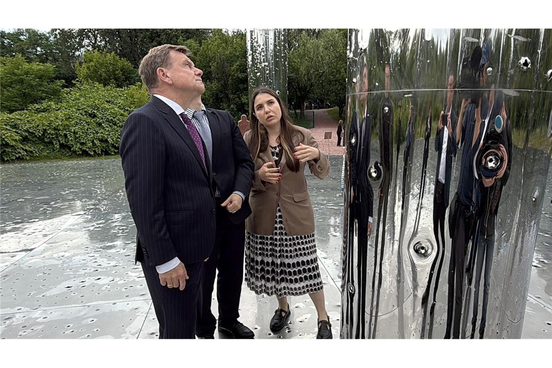 Außenminister Johann Wadephul besichtigt in der Holocaust-Gedenkstätte Babyn Jar eine Installation zum Gedenken an die Opfer.