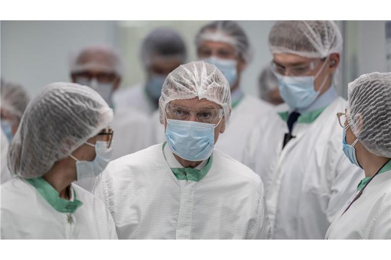 Außenminister Johann Wadephul besucht das Werk des deutschen Pharmaherstellers Merck Naucalpan in Mexiko und lässt sich, bekleidet mit Schutzausrüstung die Produktion erklären.
