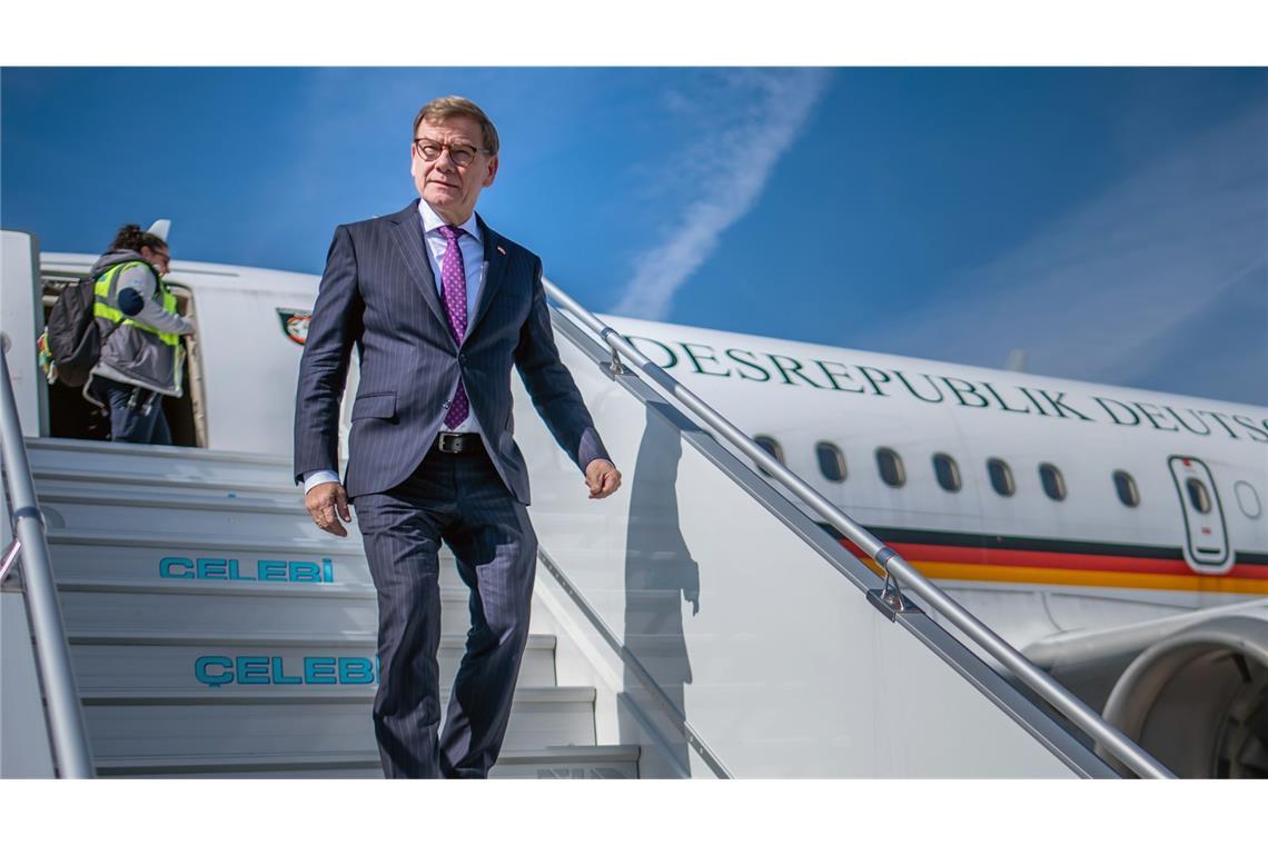 Außenminister Johann Wadephul  bricht erst später als anfangs geplant nach China auf (Archivbild).