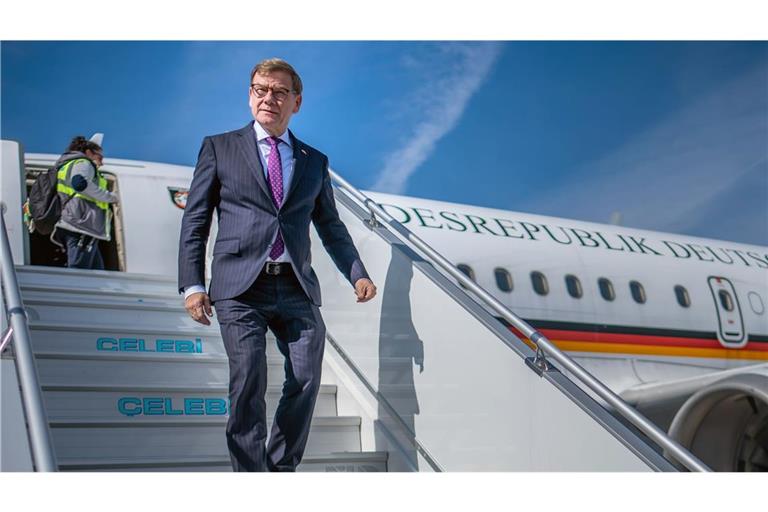 Außenminister Johann Wadephul  bricht erst später als anfangs geplant nach China auf (Archivbild).