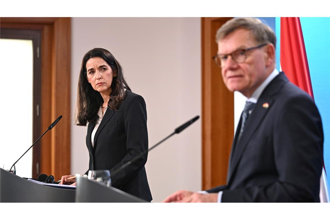 Außenminister Johann Wadephul (CDU) äußert sich bei einer Pressekonferenz mit seiner ungarischen Kollegin Anita Orbán auch zum Vorgehen Israels im Westjordanland und möglichen neuen Sanktionen.