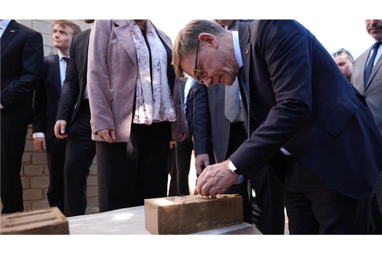 Außenminister Johann Wadephul (CDU) besucht ein Lehmziegel-Projekt für Binnenvertriebene in Damaskus.