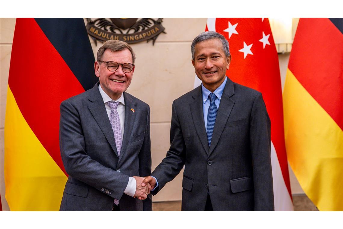 Außenminister Johann Wadephul (CDU) besucht zum Auftakt seiner Reise nach Südostasien und in die Pazifikregion den Stadtstaat Singapur. Dort trifft er seinen Amtskollegen Vivian Balakrishnan.