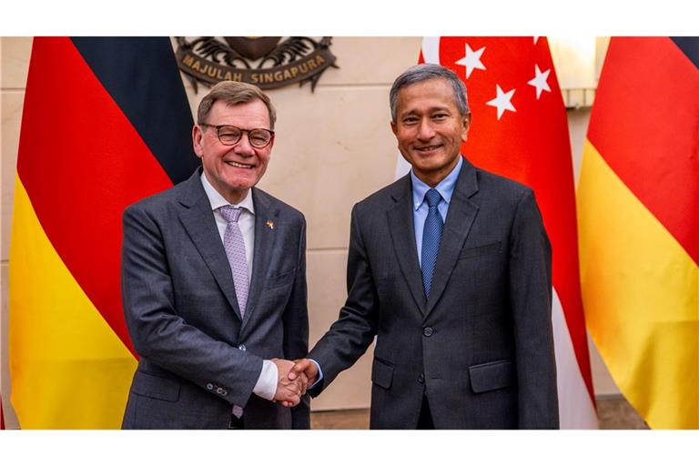 Außenminister Johann Wadephul (CDU) besucht zum Auftakt seiner Reise nach Südostasien und in die Pazifikregion den Stadtstaat Singapur. Dort trifft er seinen Amtskollegen Vivian Balakrishnan.