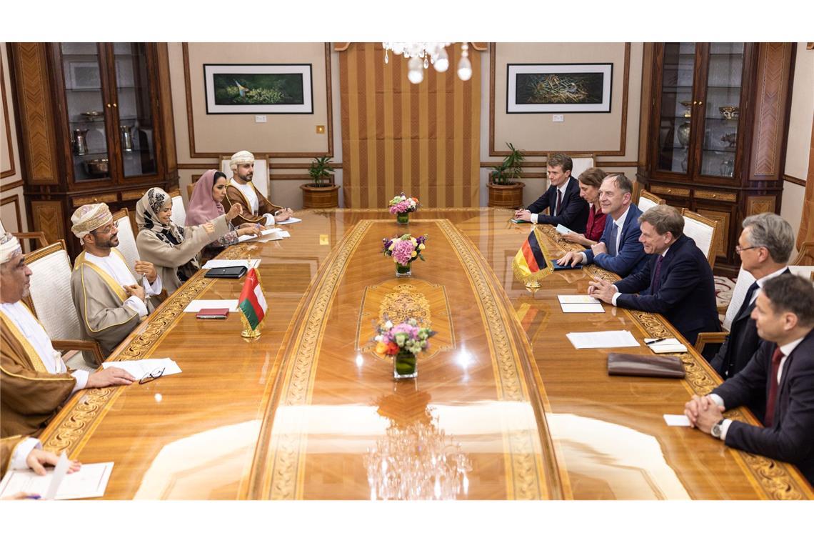 Israel vs. Iran: Was der Krieg mit Deutschland zu tun hat Außenminister Johann Wadephul (CDU) führte im Sultanat Oman in der Golfregion politische Gespräche. (Archivbild)