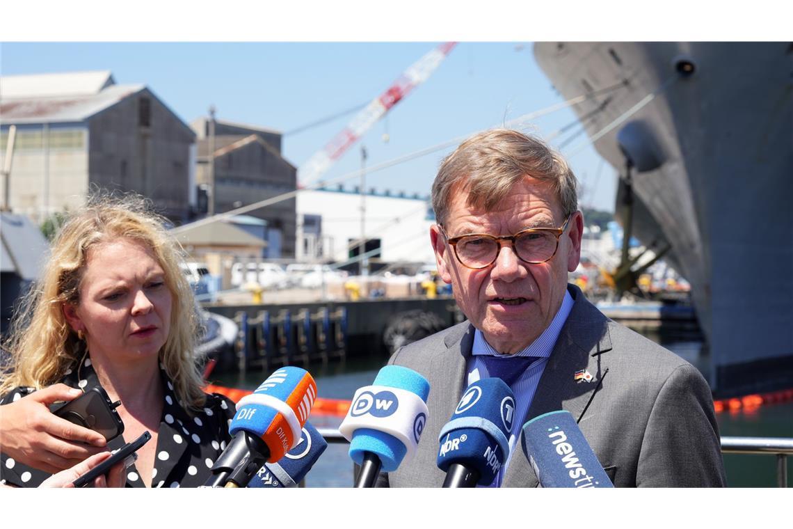 Wadephul will Handel mit Asien stärken - Ansage an China Außenminister Johann Wadephul (CDU) gibt auf dem Stützpunkt der 7. US-Flotte ein Statement.