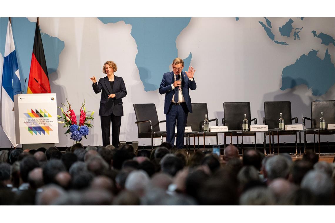 Außenminister Johann Wadephul (CDU) macht beim Wirtschaftstag der Botschafterkonferenz im Auswärtigen Amt Druck für den Abschluss der Freihandelsabkommen mit dem Mercosur-Staatenbund und Indien noch dieses Jahr.