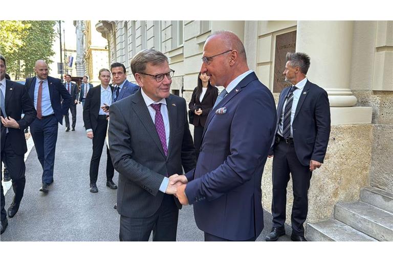 Außenminister Johann Wadephul (CDU) wird von seinem kroatischen Kollegen Gordan Grlic Radman zum Antrittsbesuch in der Hauptstadt Zagreb begrüßt. Wadephul hält auch eine Rede bei der kroatischen Botschafterkonferenz.