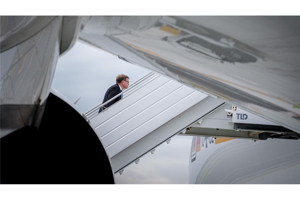 Bilder des Tages Außenminister Johann Wadephul geht nach der Generaldebatte der UN-Vollversammlung in New York auf dem JFK-Flughafen die Gangway zum Airbus A350 der Luftwaffe für den Rückflug nach Berlin hinauf.
