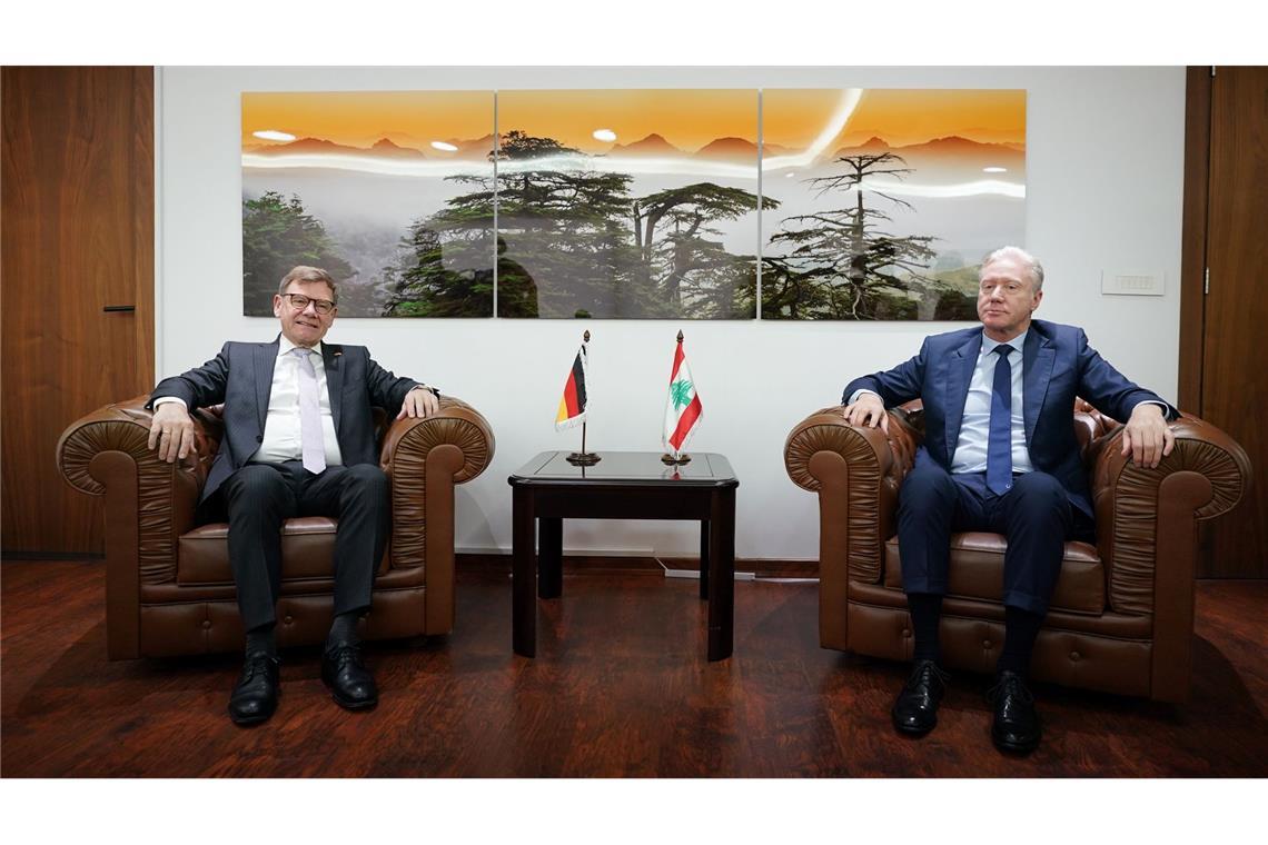 Außenminister Johann Wadephul (l, CDU) setzt seine Nahostreise im Libanon fort. In der Hauptstadt Beirut traf er seinen Amtskollegen Jussef Radschi. Unter anderem geht es um die Entwaffnung der Schiiten-Miliz Hisbollah.