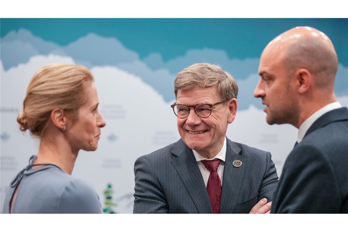 Außenminister Johann Wadephul (M., CDU), spricht am Rande des Außenministertreffens der G7-Runde wirtschaftsstarker Demokratien in Kanada mit der EU-Außenbeauftragten Kaja Kallas und dem französischen Außenminister Jean-Noël Barrot.