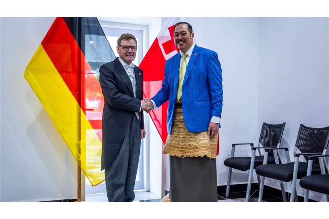 Außenminister Johann Wadephul und Außenminister Tupouto'a Ulukalala geben sich die Hand.