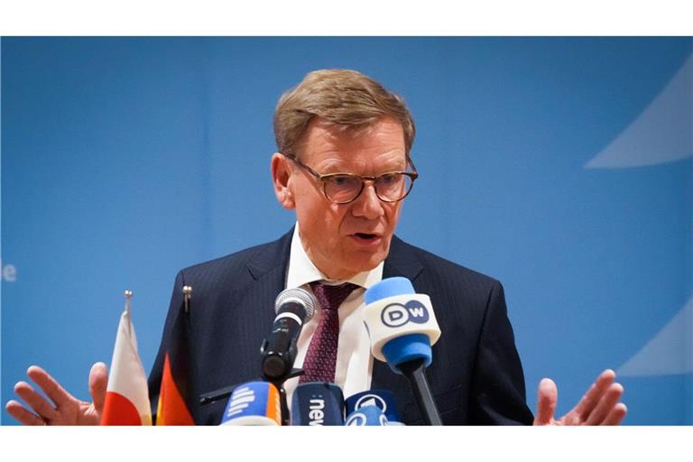 Außenminister Wadephul hat sich zu einer möglichen Entsendung deutscher Soldaten in die Ukraine für westliche Sicherheitsgarantien zurückhaltend geäußert.