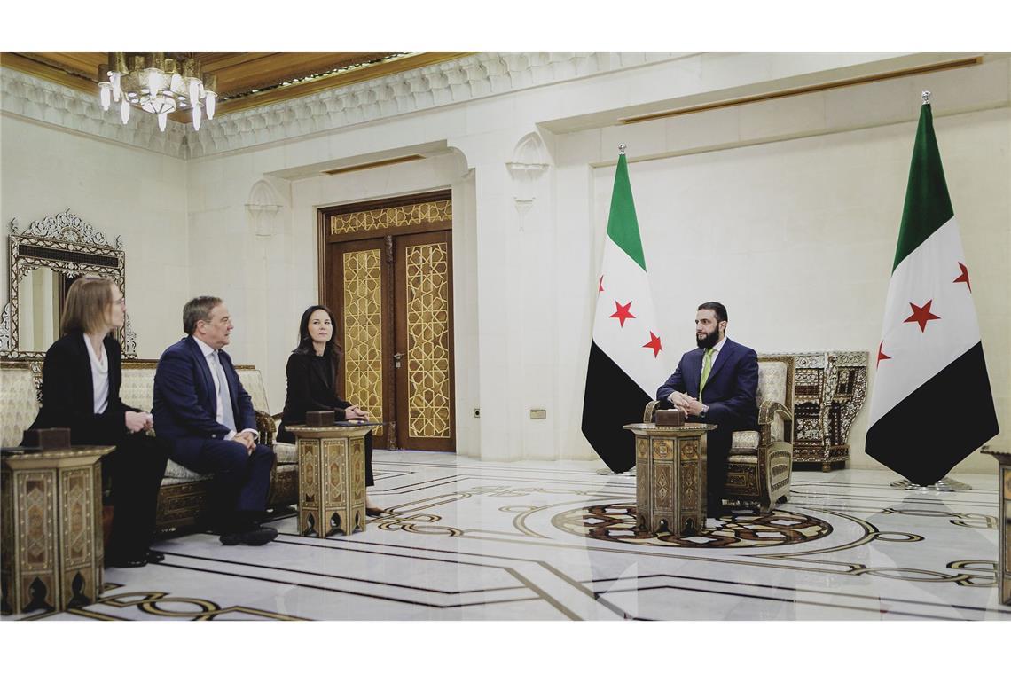 Syriens Präsident begrüßt Baerbock wieder nicht mit Handschlag Außenministerin Annalena Baerbock beuchte den syrischen Übergangspräsidenten Ahmed al-Scharaa