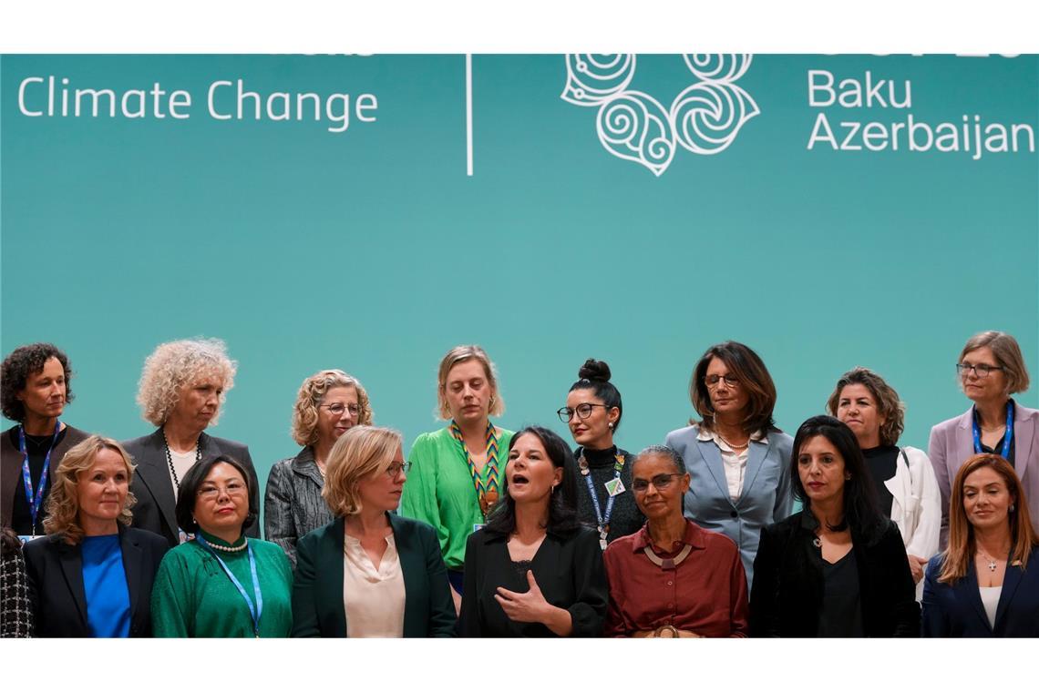 Bilder des Tages Außenministerin Annalena Baerbock spricht während eines Fototermins mit anderen weiblichen Führungspersönlichkeiten auf dem UN-Klimagipfel COP29.