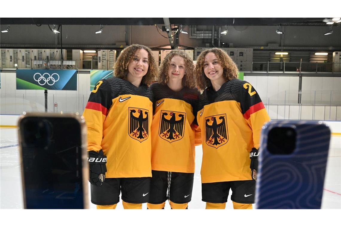 Außenseiterinnen im olympischen Turnier: die deutschen Eishockeyspielerinnen Luisa Welcke, Svenja Voigt und Lilli Welcke (v.l.).