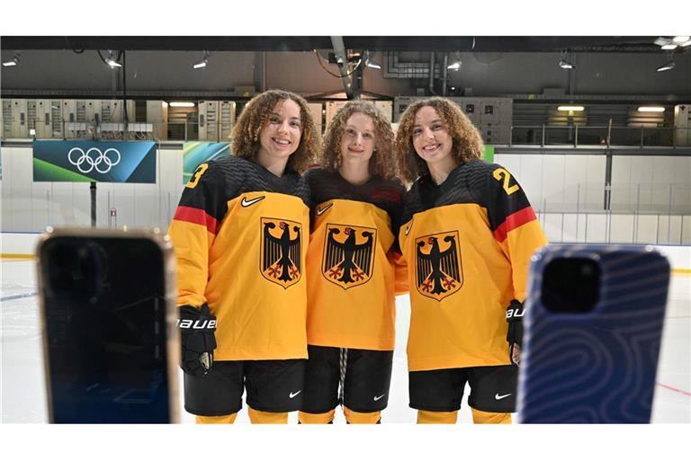 Außenseiterinnen im olympischen Turnier: die deutschen Eishockeyspielerinnen Luisa Welcke, Svenja Voigt und Lilli Welcke (v.l.).