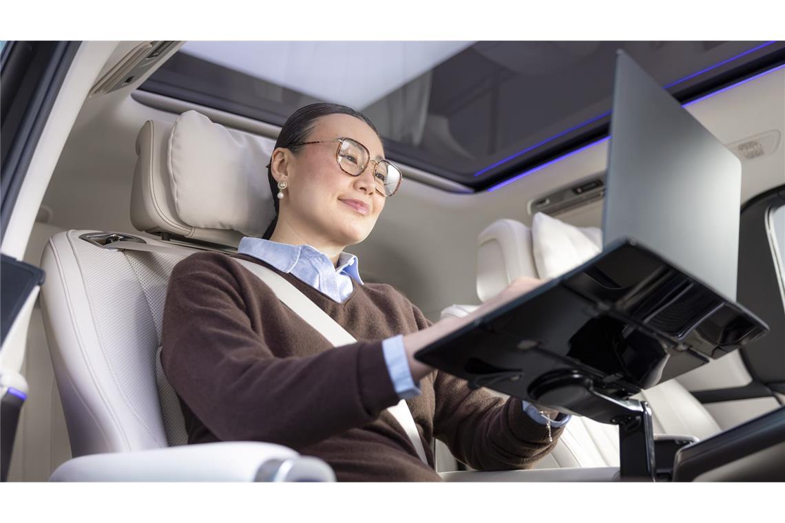 Außer natürlich, man muss die Fahrt zum Arbeiten nutzen. Wie angenehm das während der Fahrt ist, bleibt noch offen. Noch gibt es keine Testfahrten mit dem neuen Van.