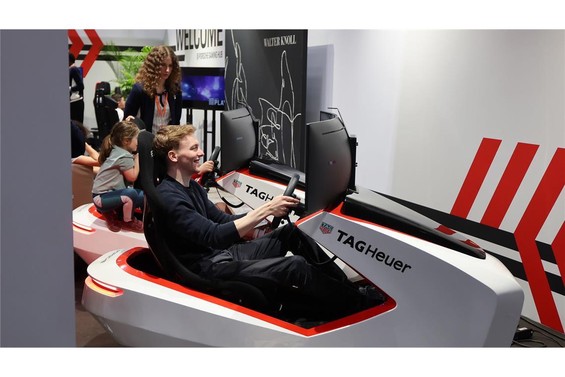 Niemeier und Seidel als letzte Deutsche raus Außerdem lässt sich am Simulator erste Rennerfahrung sammeln.