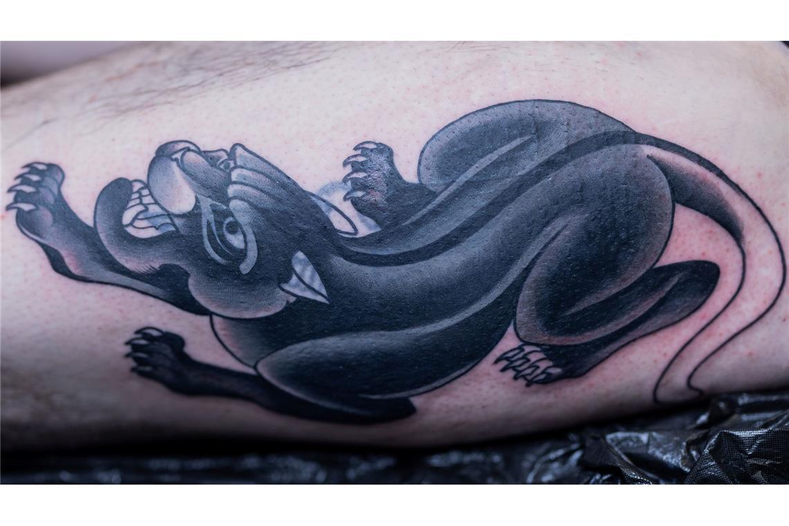 Dieses Tattoo-Studio verwandelt Reichsadler in Panther Aussteigern aus der rechtsextremen Szene wird so bei einem Einstieg in ein neues Leben geholfen.
