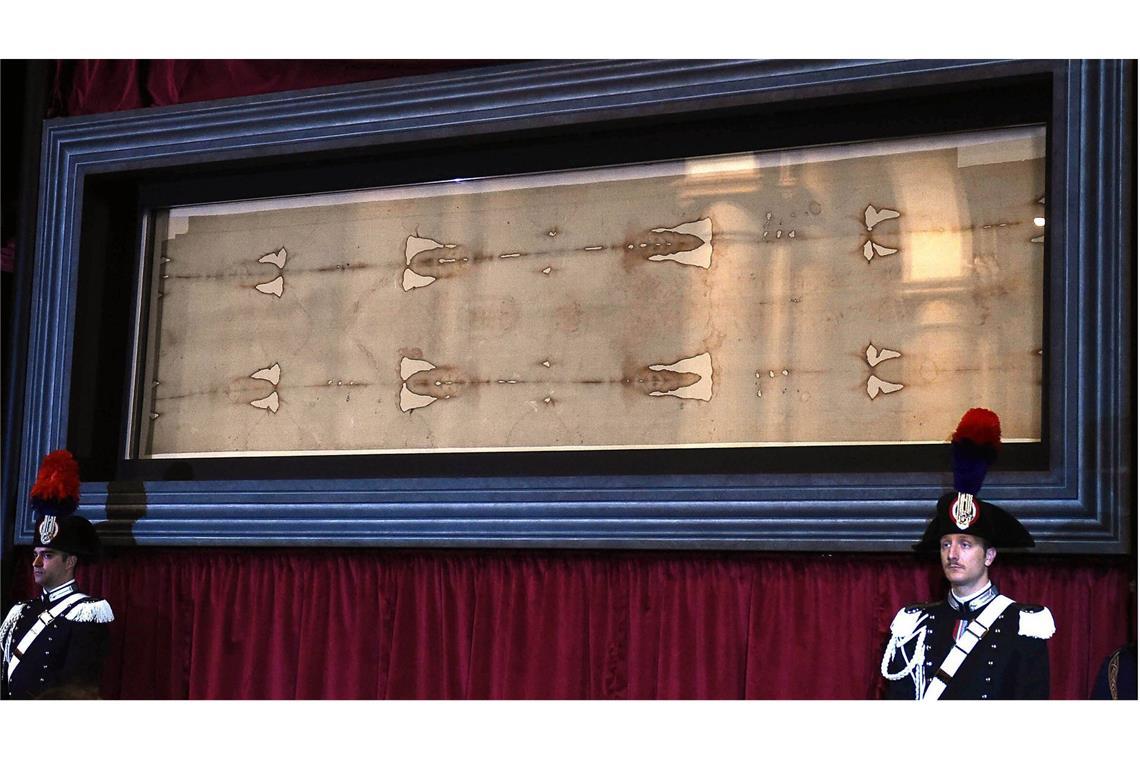 Neue Studie: Turiner Grabtuch stammt aus der Zeit Jesu Ausstellung des Turiner Grabtuchs (Sacra Sindone) im Jahr 2015 in Turin.